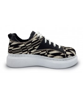 Catch Me Sneakers In Black & White