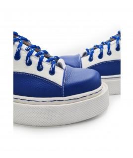 Catch Me Sneakers In White & Blue