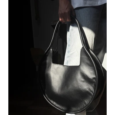 The 40 ⌀ Roundabout Bag In Black Leather
