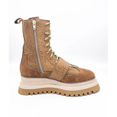 Pin Me Boots In Light Brown