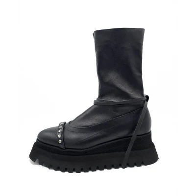 Xoxo Stretch Boots in black leather
