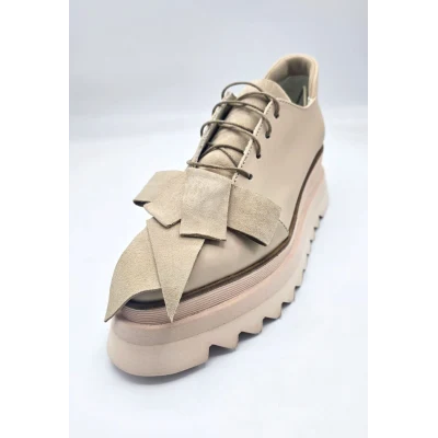 Bow in light beige shoes