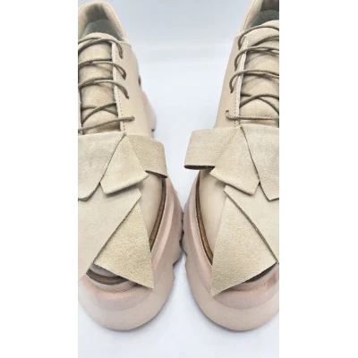 Bow in light beige shoes