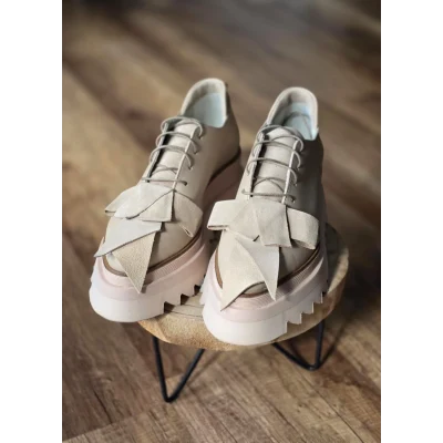 Bow in light beige shoes